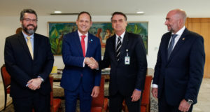 左から、ブラジルのエルネスト・アラウージョ外相、ベネズエラのマルチン最高裁長官、ボウソナロ大統領、シノシ米州機構補佐官（Alan Santos/PR）