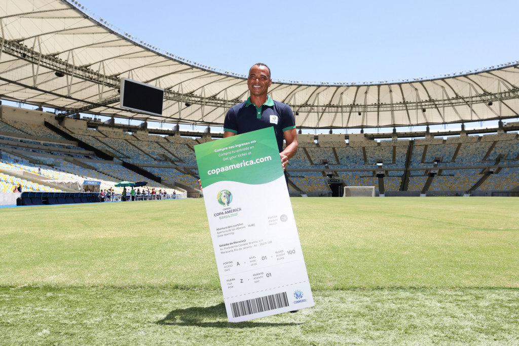 決勝戦のチケットの見本を持って微笑む元ブラジル代表キャプテンのカフー（Lucas Figueiredo/CBF）