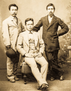 ヘンリー・シュネル（右端）と移民団のメンバー（名前不明）（ＡＲＣ提供写真）