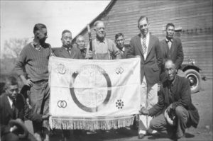 １９２９年に日本人一行がビアキャンプ家を訪れ、初代ビアキャンプ氏の六男ルイス氏と２人の息子とともに撮られた写真