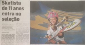 「１１歳の少女ブラジル代表に！」の見出しでビクトリアちゃんの活躍を伝えるブラジル紙
