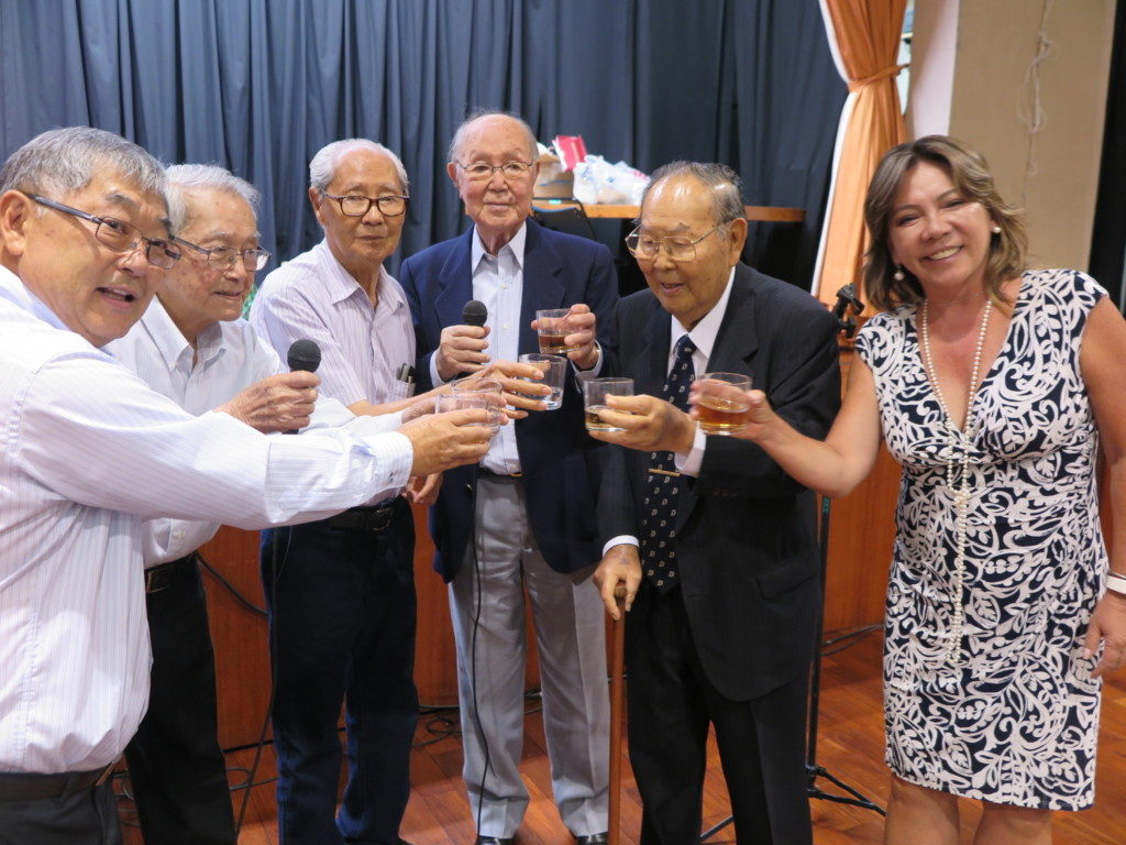 左から２人目が〝大いのしし〟中村さん、次が梅崎さん、高野さん、会長の近沢さん