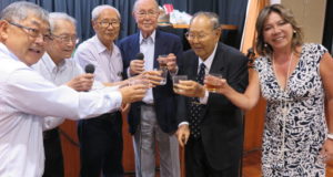 左から２人目が〝大いのしし〟中村さん、次が梅崎さん、高野さん、会長の近沢さん