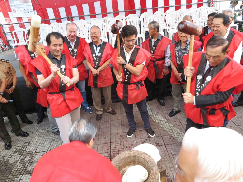 餅つきに参加する野口泰在聖総領事、キム・カタギリ下議、池崎会長