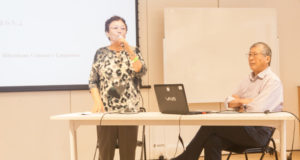昨年末２０、２１日にジャパン･ハウスで開催されたシンポジウム「国際移動:ハイブリッドな文化・言語」で、この論考が発表されたときの様子（左が中田さん）