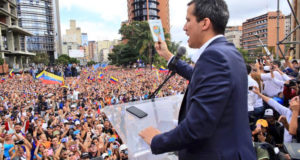 暫定大統領への就任宣言をするグアイド国民議会議長（foto AsambleaVE、Caracas 23-01-2019）