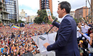 暫定大統領への就任宣言をするグアイド国民議会議長（foto AsambleaVE、Caracas 23-01-2019）