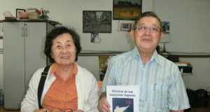 案内に訪れた忍さん（右）とその妻・文江さん
