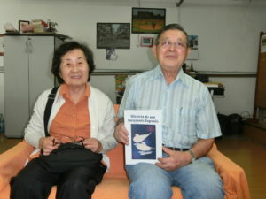 案内に訪れた忍さん（右）とその妻・文江さん
