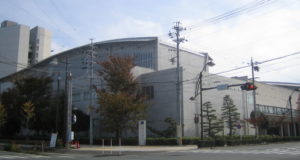 静岡文化芸術大学（Lombroso [Public domain], from Wikimedia Commons）