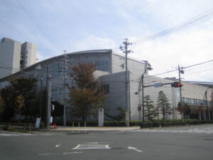 静岡文化芸術大学（Lombroso [Public domain], from Wikimedia Commons）