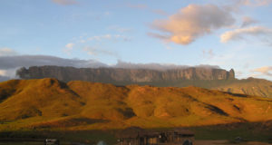 神秘的な台地ロライマ山（From Wikimedia Commons）