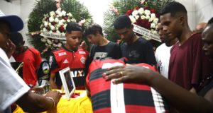 棺の前で泣き崩れる犠牲者の同僚たち(TANIA REGO/AGENCIA BRASIL)