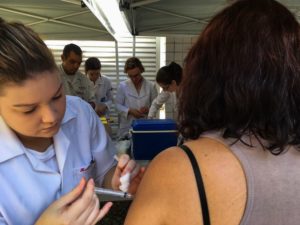 黄熱病予防ワクチン接種の様子（参考画像・Flavia Villela/Ag. Brasil）