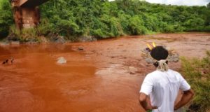 汚泥で汚染された川を前に立ち尽くす先住民たち（Lucas Hallel Ascom/Funai）