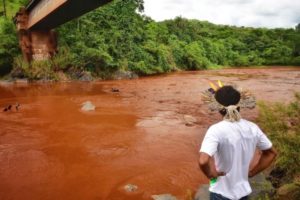 汚泥で汚染された川を前に立ち尽くす先住民たち（Lucas Hallel Ascom/Funai）