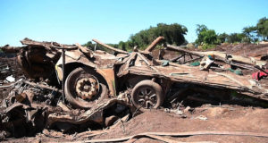 泥に飲み込まれ完全に破壊された車両が事故の大きさを物語る。（Embaixada de Israel）