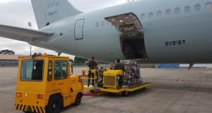 ブラジリアで空軍機に載せられるベネズエラに向けた支援物資（TV NBR）