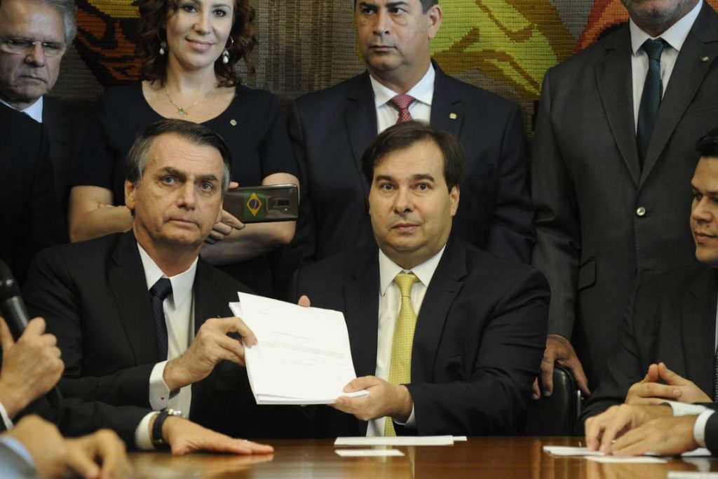 社会保障制度改革憲法改正案を下院議長に提出するボルソナロ大統領（Luis Macedo/連邦下院）