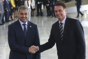 歓迎式典直後のボルソナロ大統領（右）とベネテス大統領（Antonio Cruz/ Agência Brasil）