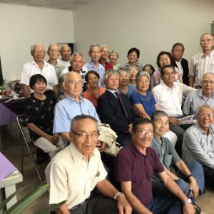 ５９年経ち幸せな人生だと語りあう参加者ら