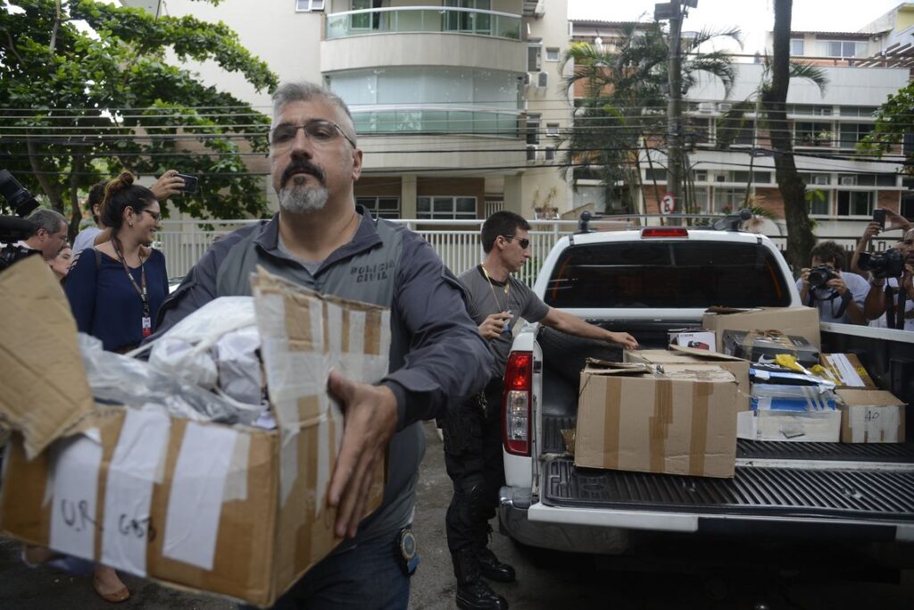 １２日、押収作業を行う警察官ら（Tânia Rêgo/Agência Brasil）