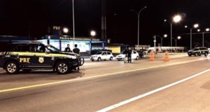 連邦道路警察によるカーニバル期間中の検問の様子（PRF/Divulgação）
