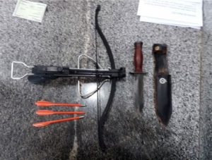 押収された大型ナイフとボウガンと３本の矢（連邦直轄区軍警提供）