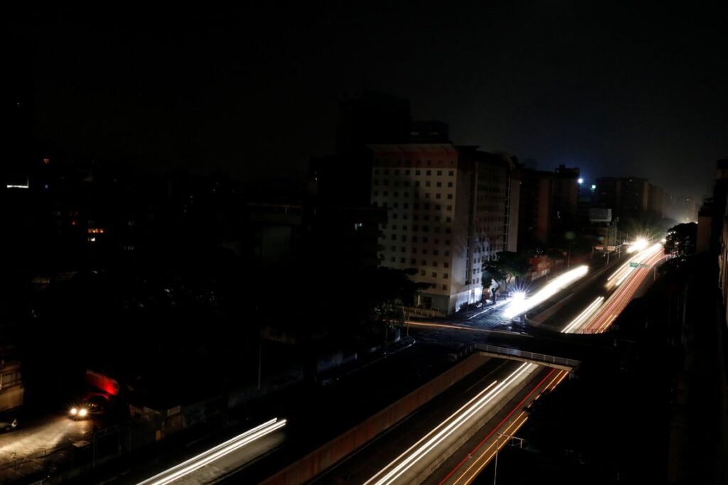 停電中のカラカス（Reuters/Carlos Jasso）