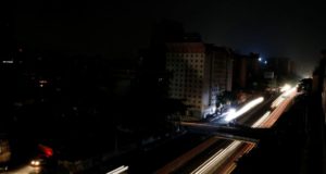 停電中のカラカス（Reuters/Carlos Jasso）