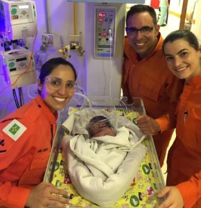 母子病院に収容されたマリア・フロールちゃんと彼女を保護した救急隊員ら（Corpo de Bombeiros/Divulgação）