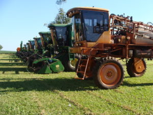 「４―Ｉ農場」にずらりと並んだ収穫用のトラクター（２０１０年撮影）