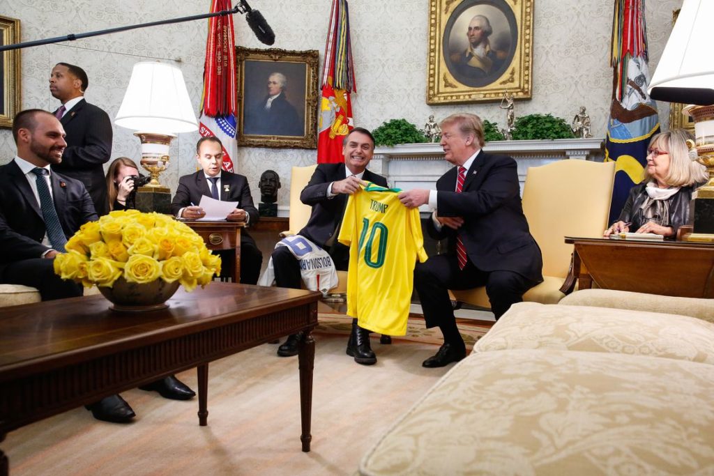ボルソナロ、トランプ両大統領の会見、左端はエドゥアルド氏（Isac Nóbrega/PR）