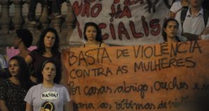 女性への暴行反対を訴えるプラカードを掲げて抗議集会に参加した女性達（Fernando Frazão/Agência Brasil）