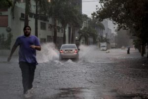 道路の冠水も多くで見られた。（参考画像・Marcelo Camargo/Ag. Brasil）
