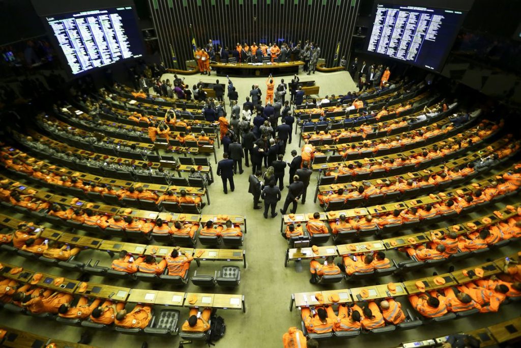 ５００を超える下院本会議場の議席はオレンジの消防隊員の制服で埋まった（Marcelo Camargo / Ag.Brasil）