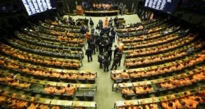５００を超える下院本会議場の議席はオレンジの消防隊員の制服で埋まった（Marcelo Camargo / Ag.Brasil）