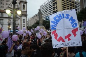 ラ米で女性殺人が多いのは男性至上主義のせいだと抗議する女性達（Arquivo/Fernando Frazão/Agência Brasil）