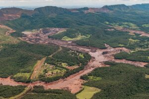 ダム決壊直後のブルマジーニョ、鉱滓に押し流されて崩落した橋の一部も見える（Vinícius Mendonça/Ibama）