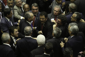 激しく議論する連邦議員たち(参考画像・Fabio Rodrigues Pozzebom/Agência Brasil)