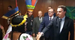 先住民たちと握手するボウソナロ大統領（大統領府ＰＲ）