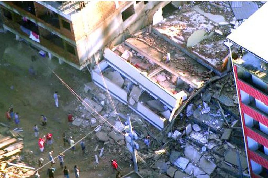 倒壊家屋、他にも倒壊の可能性がある建物が２軒ある（Divulgação Centro de Operações da Prefeitura do Rio）