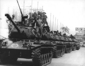 軍政時代の１９６８年、リオのプレジデンテ・ヴァルガス大通りを行進する戦車隊（Correio da Manha [Public domain]）