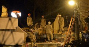 倒壊現場での捜索・救出活動は夜を徹して行われていた（Fernando Frazão/Agência Brasil)