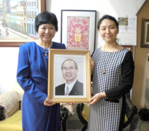 大部元在サンパウロ総領事の遺影を手にする栄子夫人（左）と娘の美栄子さん