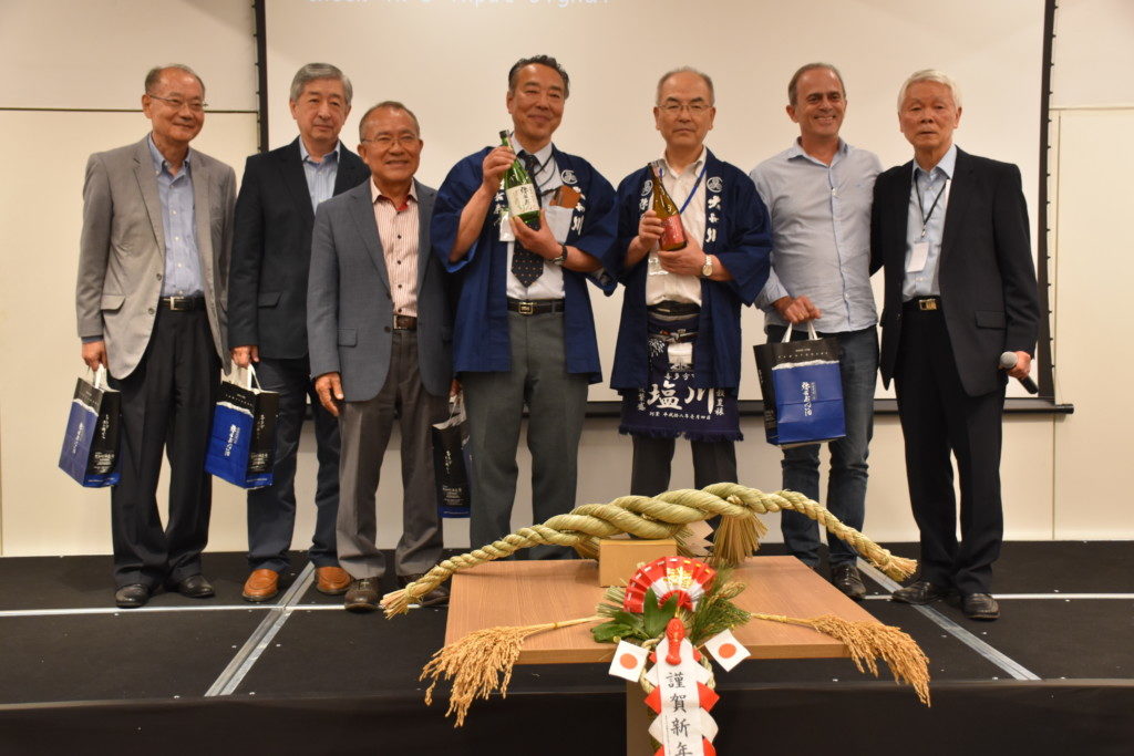 佐藤社長（中央左）と武藤さん（中央右）を囲んで集合写真