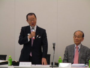法案成立を進める日本語教育推進議員連盟の河村建夫会長と日下野理事長（提供写真）