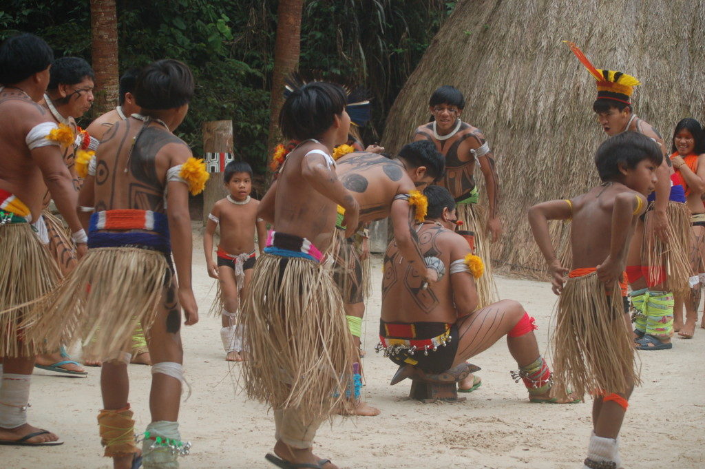 伝統舞踊を披露するクイクロ族