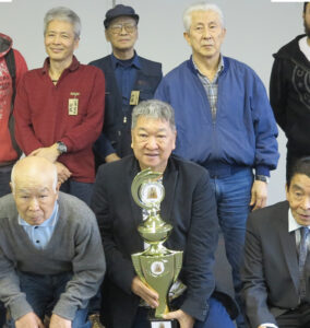 優勝トロフィーを持つ高嶋さん