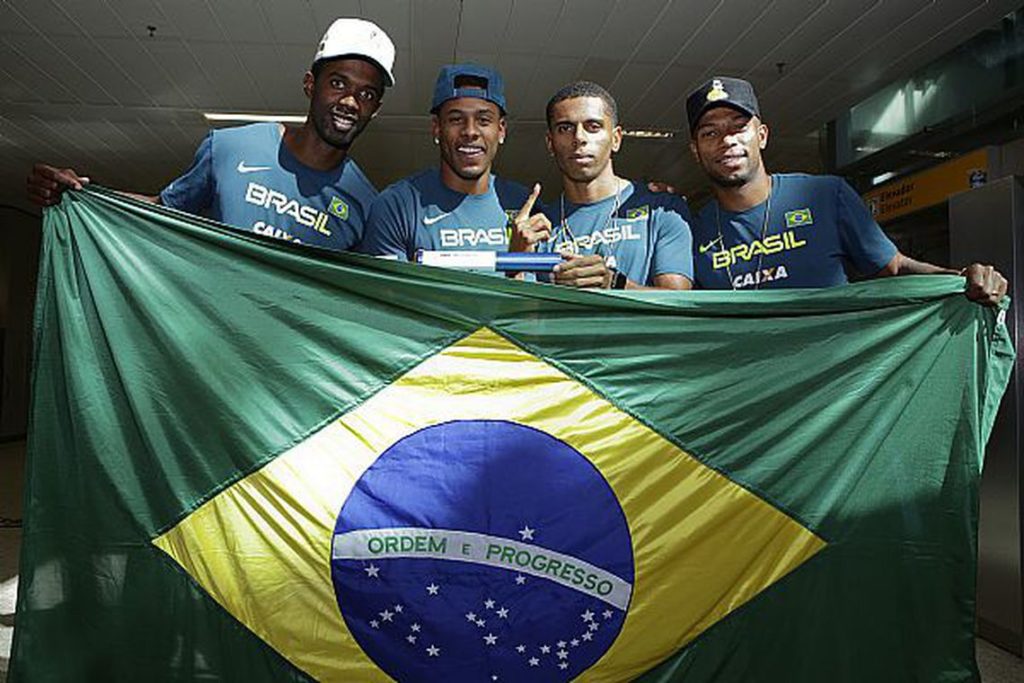 ４００メートルリレーで優勝し、グアルーリョス国際空港で大歓迎にあった選手達（Wagner Carmo/CBAt）